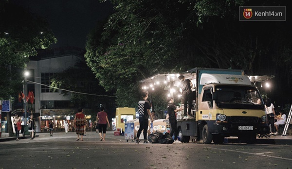 Dân tình phấn khởi kéo nhau lên phố đi bộ hồ Gươm sau hơn 3 tháng phải tạm dừng vì dịch Covid-19-7