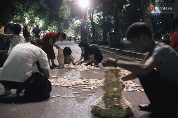 Dân tình phấn khởi kéo nhau lên phố đi bộ hồ Gươm sau hơn 3 tháng phải tạm dừng vì dịch Covid-19-8