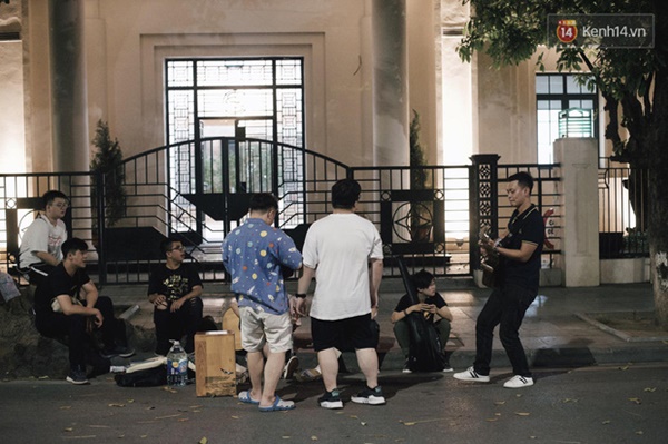 Dân tình phấn khởi kéo nhau lên phố đi bộ hồ Gươm sau hơn 3 tháng phải tạm dừng vì dịch Covid-19-9