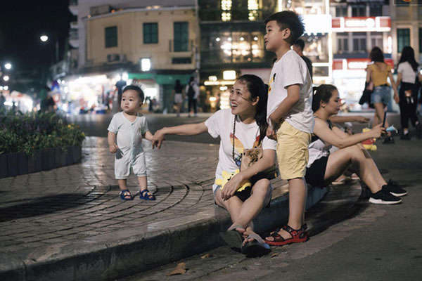 Phố đi bộ Hồ Gươm đông nghịt trở lại sau 3 tháng nghỉ dịch-17