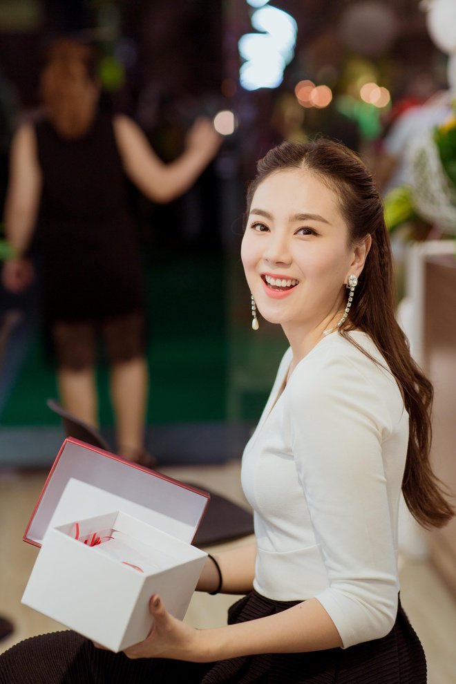 BTV Mai Ngọc khoe hộp đựng trang sức chẳng khác gì rương châu báu, tính sương sương hơn trăm triệu đồng-13
