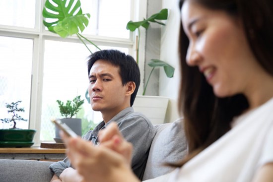 3 lần vợ tôi thuê người đọc trộm tin nhắn trên MXH và bị lừa, tất cả cũng chỉ vì tôi quá thành thật với cô ấy