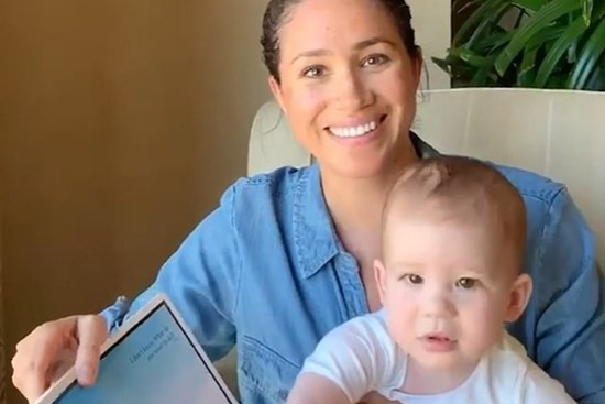 Meghan Markle chia sẻ thông tin về con trai nhưng cư dân mạng lại đồng loạt đề nghị hoàng gia Anh hãy cứu lấy bé Archie