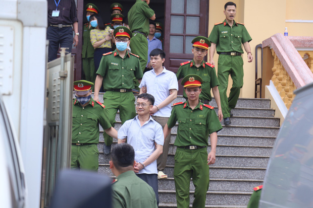 Gian lận thi cử ở Hòa Bình: Cựu trưởng phòng an ninh bật khóc nói tôi bị oan, sẽ kháng cáo đến cùng, đời tôi chưa xong thì đời con, đời cháu-1