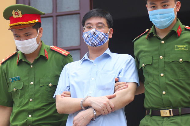 Gian lận thi cử ở Hòa Bình: Cựu trưởng phòng an ninh bật khóc nói tôi bị oan, sẽ kháng cáo đến cùng, đời tôi chưa xong thì đời con, đời cháu-5