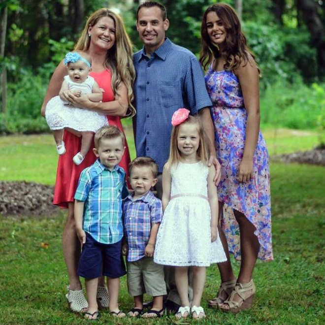 Ô tô gia đình gặp tai nạn nghiêm trọng, bé gái 6 tuổi trở thành anh hùng nhanh trí cứu các em thoát nạn-5