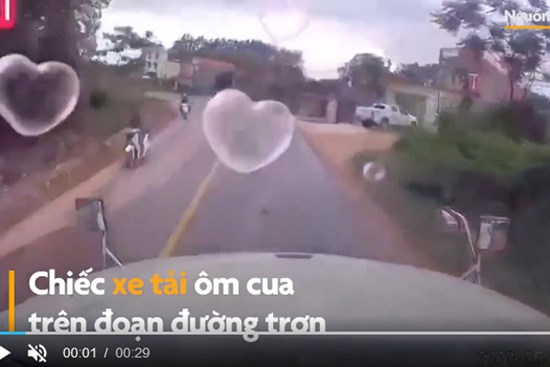 Ôtô tải ôm cua va vào đầu xe container