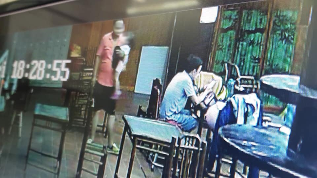 Người đàn ông bế theo con nhỏ thó túi xách của khách hàng ngay trong bể bơi tại Hà Nội-2