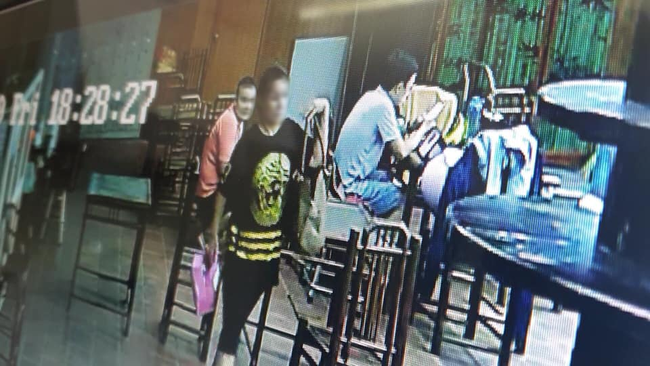 Người đàn ông bế theo con nhỏ thó túi xách của khách hàng ngay trong bể bơi tại Hà Nội-3