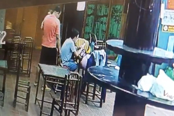 Đi cùng con nhỏ tới siêu thị mua mận nhưng lại có hành động cực xấu tính, cặp vợ chồng trẻ khiến dân mạng bức xúc-5