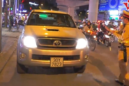 Tài xế nhậu say cố thủ trên xe, quyết không cho đo nồng độ cồn