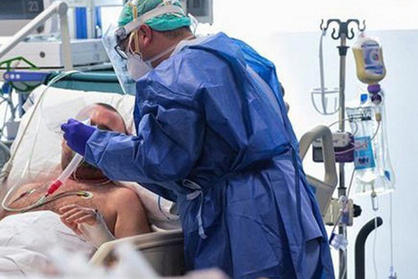 Sức khoẻ bệnh nhân nam phi công người Anh mắc COVID-19 đã khá hơn, ngừng dẫn lưu màng phổi-2