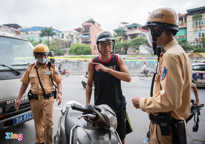 Người dân ùn ùn đi mua bảo hiểm xe máy, ôtô khi CSGT tổng kiểm soát-1
