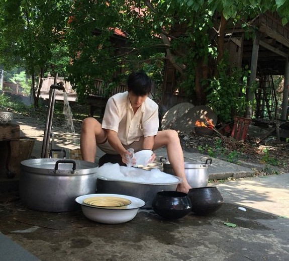 Đang ăn dở bát cơm chàng trai nghẹn ứ khi bố bạn gái thản nhiên sai: Xuống rửa bát đi cháu-1