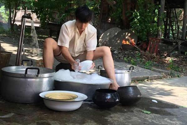 Bị đứt tay nhờ chồng rửa bát, không ngờ phản ứng của anh khiến tôi vừa sững sờ vừa hối hận khôn nguôi-2