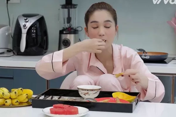 Ngọc Trinh bắt trend đeo kính vào eo-1