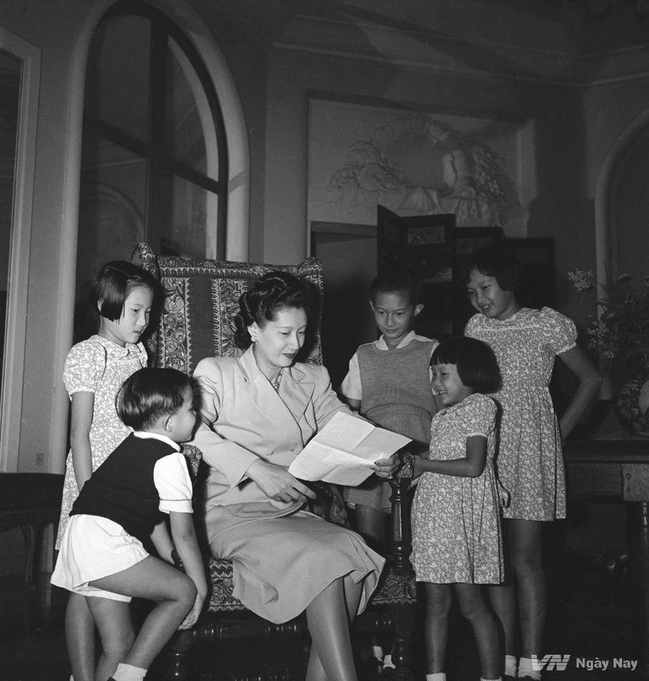 Nam Phương Hoàng Hậu: Người đàn bà phải lòng Dior nhưng phân nửa đời vẫn mực thước với Áo dài-23