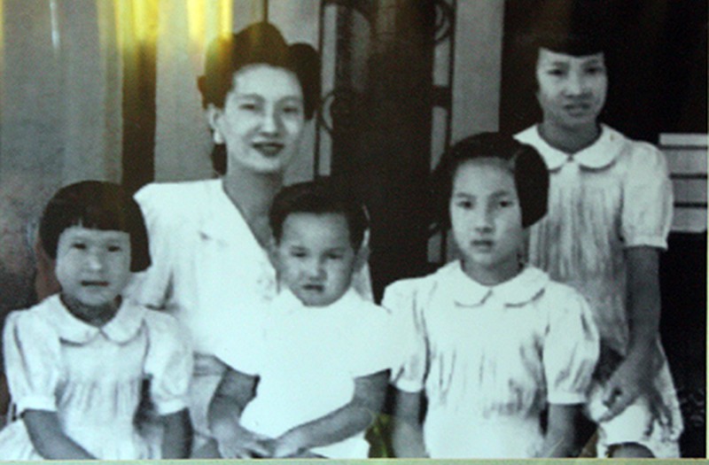 Nam Phương Hoàng Hậu: Người đàn bà phải lòng Dior nhưng phân nửa đời vẫn mực thước với Áo dài-24