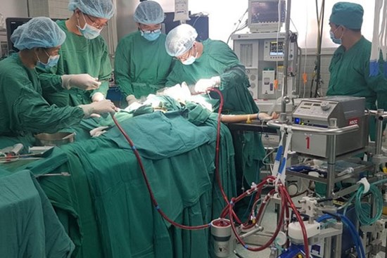 Sức khoẻ bệnh nhân nam phi công người Anh mắc COVID-19 đã khá hơn, ngừng dẫn lưu màng phổi