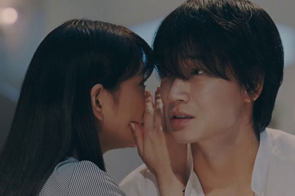 Giường chiếu như bị bão tràn qua khi chồng cho bạn gái thân ở nhờ và món quà thâm thúy-3