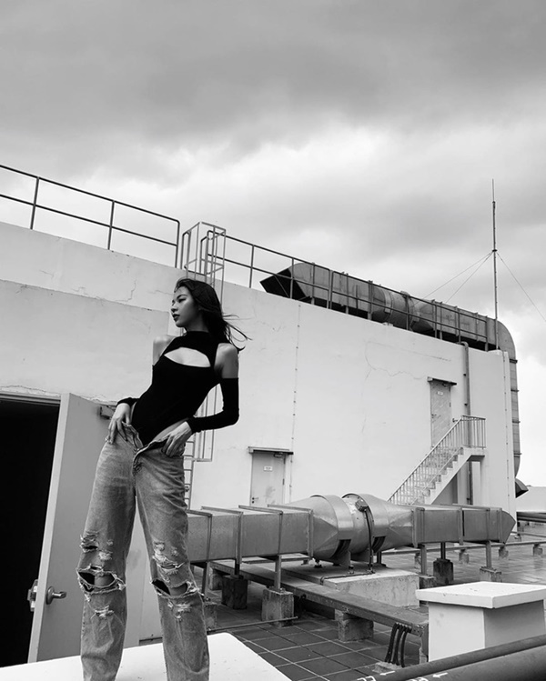 Cũng diện đồ hư hư như Chi Pu nhưng Phí Phương Anh còn đột phá hơn nữa vì tạo dáng quá ư táo bạo-4