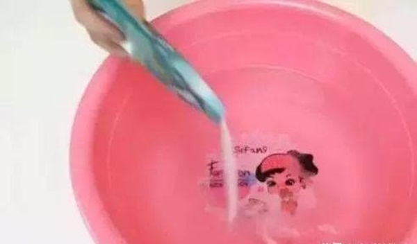 Đừng dùng nước sạch để lau nhà! Dạy bạn một mẹo, sàn nhà sạch kin kít, không còn vết nước hay vi khuẩn-1