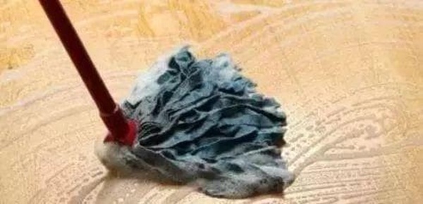 Đừng dùng nước sạch để lau nhà! Dạy bạn một mẹo, sàn nhà sạch kin kít, không còn vết nước hay vi khuẩn-2