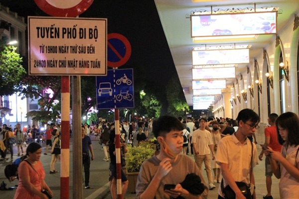 Phố đi bộ Hồ Gươm đông nghịt trở lại sau 3 tháng nghỉ dịch-1