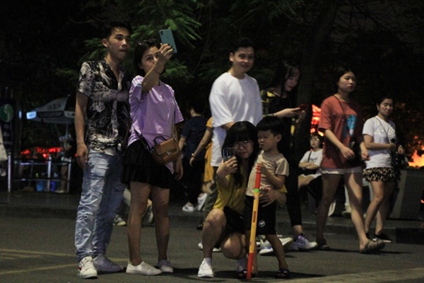 Phố đi bộ Hồ Gươm đông nghịt trở lại sau 3 tháng nghỉ dịch-13