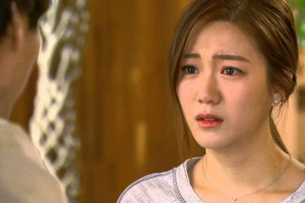 Dẫn con đi ăn nhà hàng, nhìn con ăn ngấu nghiến mà tôi xót lòng rồi bỗng con nhìn tôi và hỏi một câu làm tôi bật khóc-2