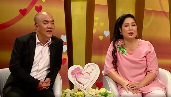 Vợ chồng son: Bố già U50 lỡ yêu rồi cưới con gái nuôi, thoải mái kể chuyện chăn gối với vợ trẻ kém 20 tuổi-1