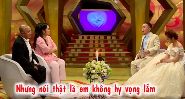 Vợ chồng son: Bố già U50 lỡ yêu rồi cưới con gái nuôi, thoải mái kể chuyện chăn gối với vợ trẻ kém 20 tuổi-4