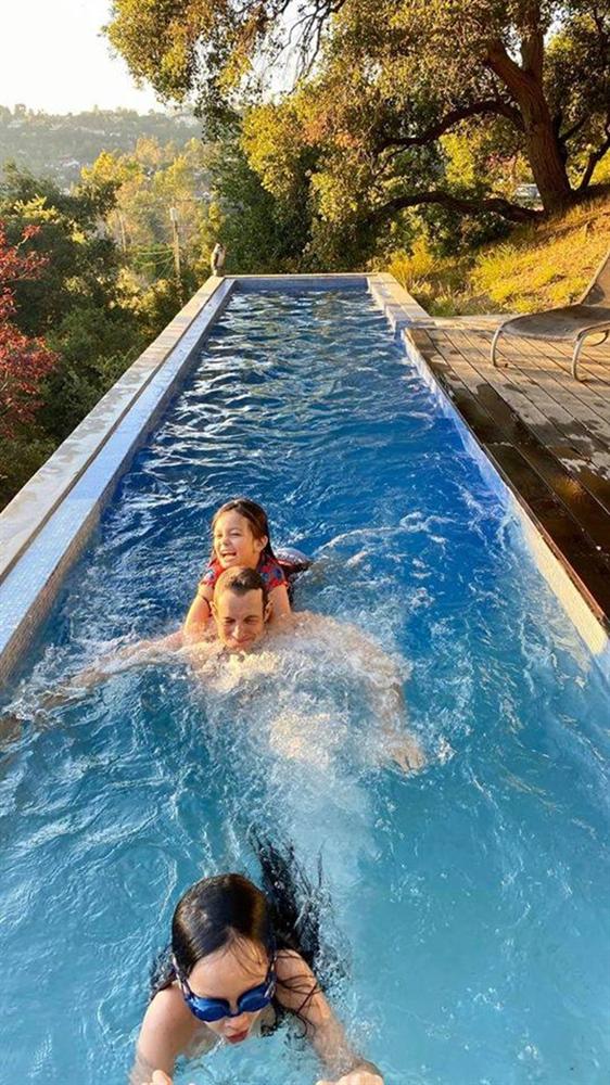 Xuất hiện người đàn ông ngoại quốc lạ mặt bên cạnh mẹ con Hồng Nhung, phải chăng đây chính là người yêu giấu mặt lâu nay?-3