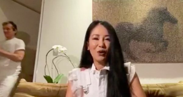 Xuất hiện người đàn ông ngoại quốc lạ mặt bên cạnh mẹ con Hồng Nhung, phải chăng đây chính là người yêu giấu mặt lâu nay?-4