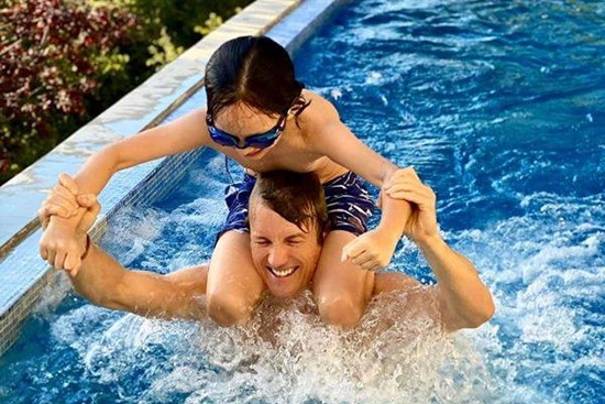 Xuất hiện người đàn ông ngoại quốc lạ mặt bên cạnh mẹ con Hồng Nhung, phải chăng đây chính là