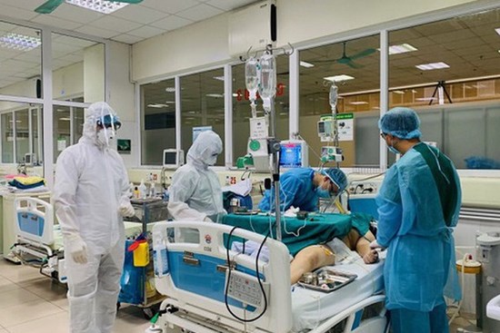 Phi công người Anh đã ngừng dẫn lưu màng phổi, chuẩn bị điều kiện tốt nhất cho ca ghép