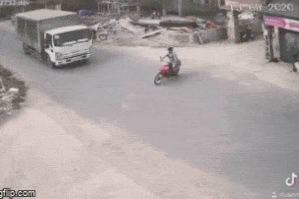2 nữ ninja đi xe máy đâm trúng người phụ nữ đang lững thững sang đường, cảnh tượng lúc đó khiến tất cả sững sờ-1