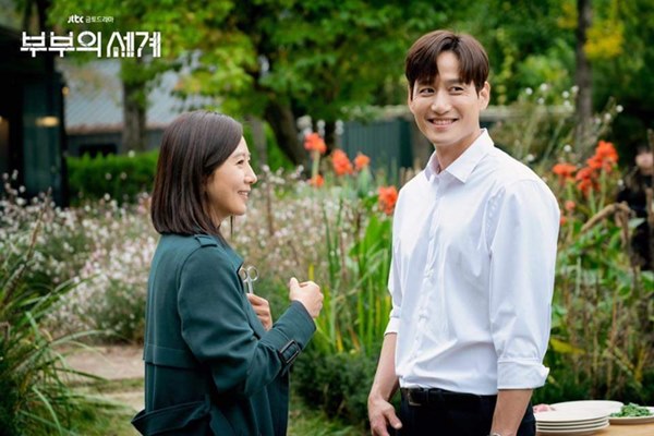 Loạt hậu trường yêu muốn xỉu ở Thế Giới Hôn Nhân: Vợ chồng bà cả ngọt như tình trẻ, con gái tiểu tam là thần tượng quốc dân-4