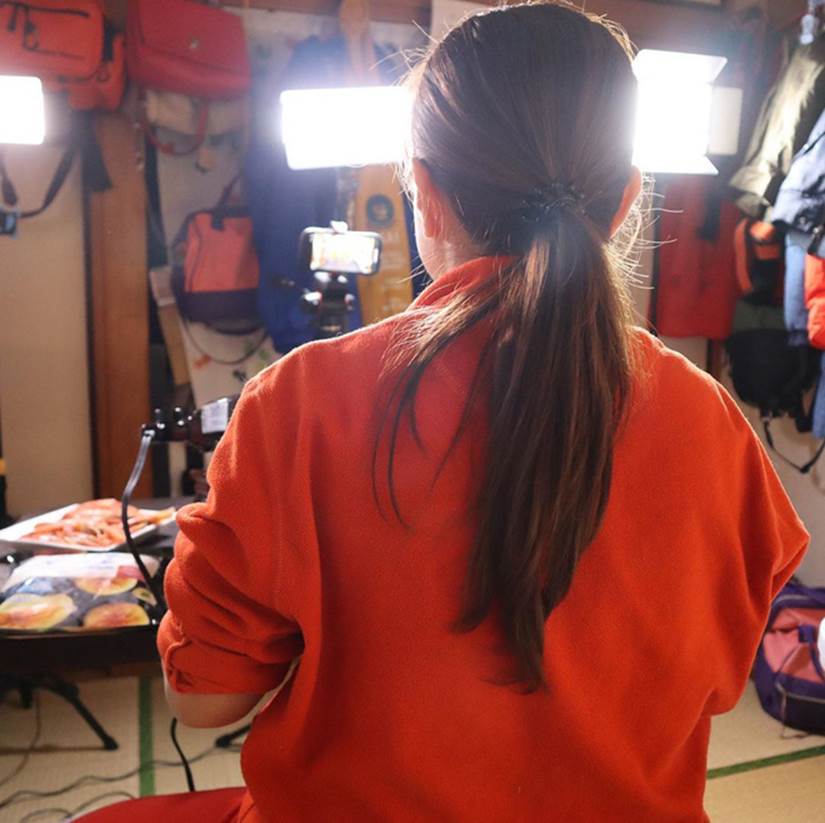 Quỳnh Trần JP đã là đại gia khi kênh Youtube vừa chạm mốc 3 triệu sub, nhìn loạt ảnh hậu trường không phải ai cũng biết này để thấy mẹ bỉm sữa xa xứ đã nỗ lực khủng khiếp đến mức nào!-4