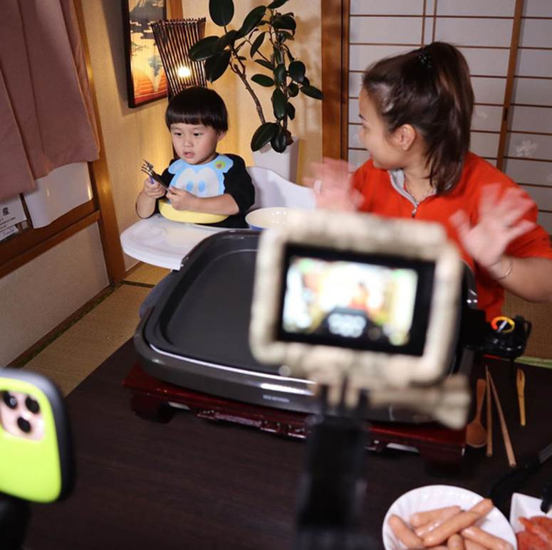 Quỳnh Trần JP đã là đại gia khi kênh Youtube vừa chạm mốc 3 triệu sub, nhìn loạt ảnh hậu trường không phải ai cũng biết này để thấy mẹ bỉm sữa xa xứ đã nỗ lực khủng khiếp đến mức nào!-11