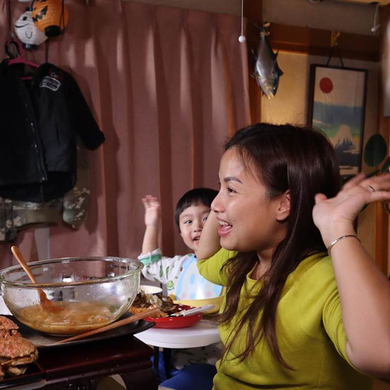 Quỳnh Trần JP đã là đại gia khi kênh Youtube vừa chạm mốc 3 triệu sub, nhìn loạt ảnh hậu trường không phải ai cũng biết này để thấy mẹ bỉm sữa xa xứ đã nỗ lực khủng khiếp đến mức nào!-17