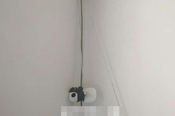 Viện cớ bị nhạy cảm thị giác nên đề nghị để đèn sáng khi quan hệ tình dục, gã trai bị bạn gái phát hiện hành vi đồi bại trong phòng-2