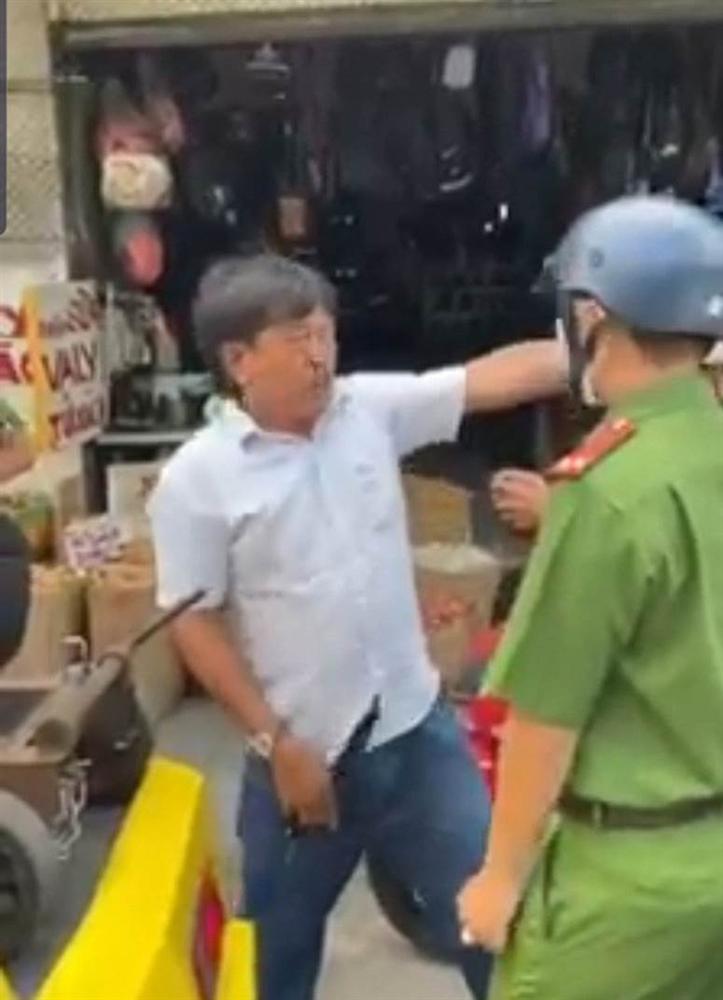 Đưa thẻ nhà báo hết hạn ra đòi trả xe vi phạm, thách thức công an-2