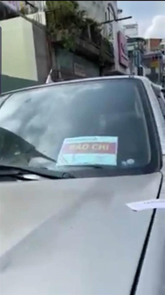 Đưa thẻ nhà báo hết hạn ra đòi trả xe vi phạm, thách thức công an-3