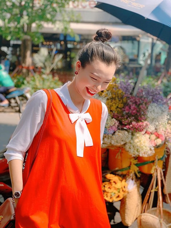 MC Hoàng Oanh lần đầu khoe bụng bầu lớn vượt mặt, nhan sắc những tháng cuối thai kỳ gây chú ý-4