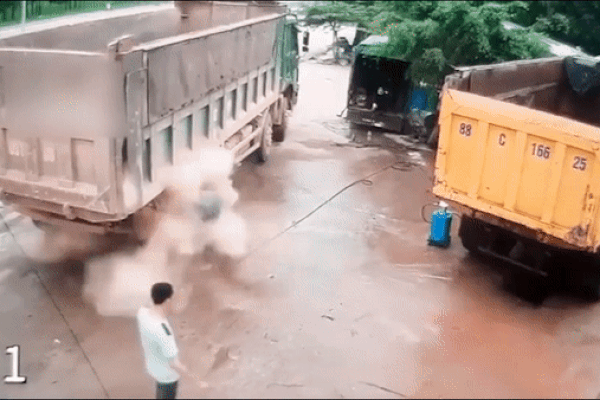 Lốp xe ben nổ khiến thợ sửa chữa văng ra xa