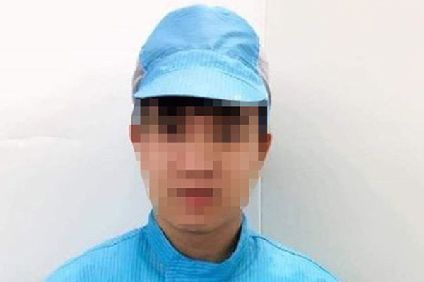 Nam thanh niên la hét, cởi trần mặc quần dài tắm dưới dòng sông Kim Ngưu nước đen ngòm-2