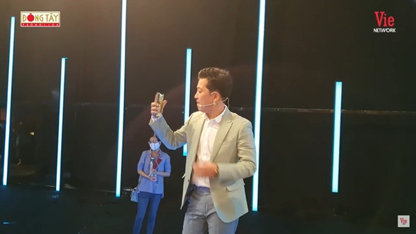 Trường Giang tranh thủ gọi điện cho Nhã Phương than hết tiền, phải ăn trái cây để làm việc-2