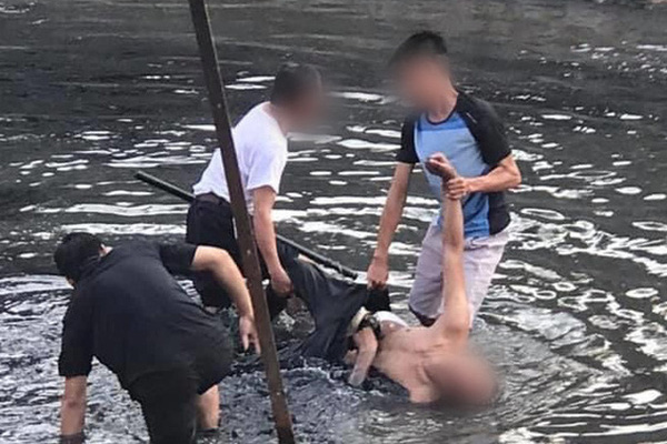 Nam thanh niên la hét, cởi trần mặc quần dài tắm dưới dòng sông Kim Ngưu nước đen ngòm-1