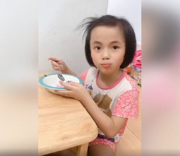 Em bé Mường Lát bị liệt 2 chân ngày nào đã thay đổi hoàn toàn sau gần 3 năm được nhận nuôi-1